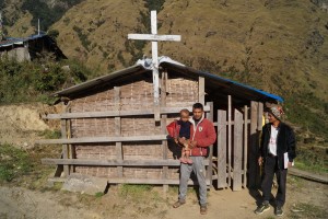 Kirken i landsbyen. Pastor Min Badhur med sønnen Simon (til v.) og Ram Badhur (til høyre)
