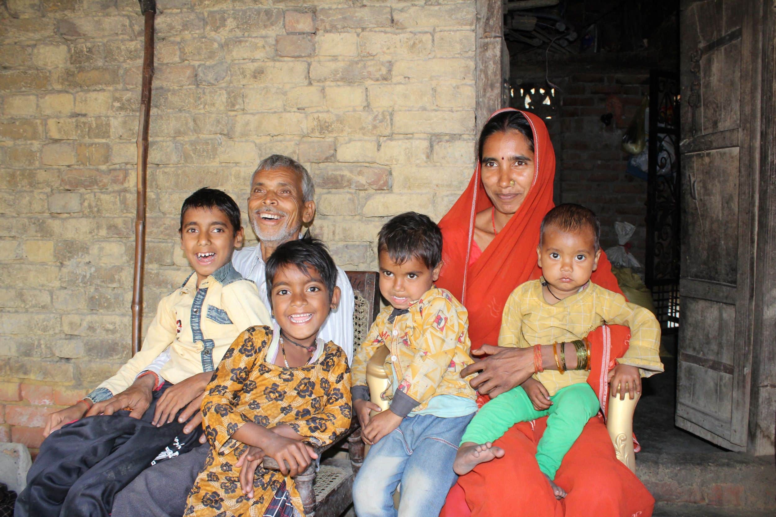 Amits familie. Bestefar og mor holder Amit og hans 3 søsken på fanget.